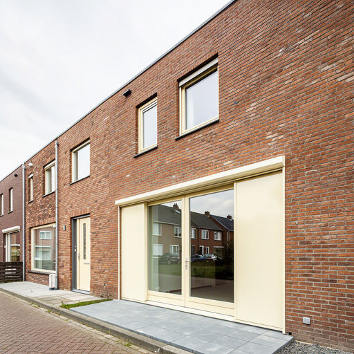 Witte kunststof hefschuifpui met HR++ glas in een rijtjeswoning